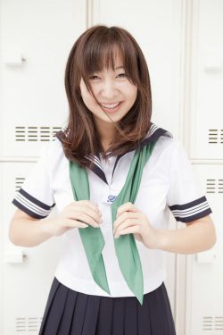 美女穿着内衣和帅哥热吻