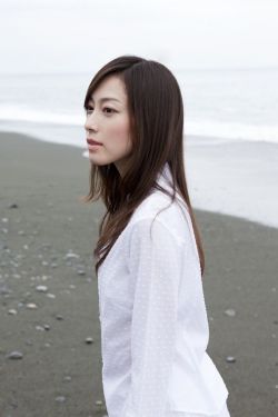 男生抱着女生压枪